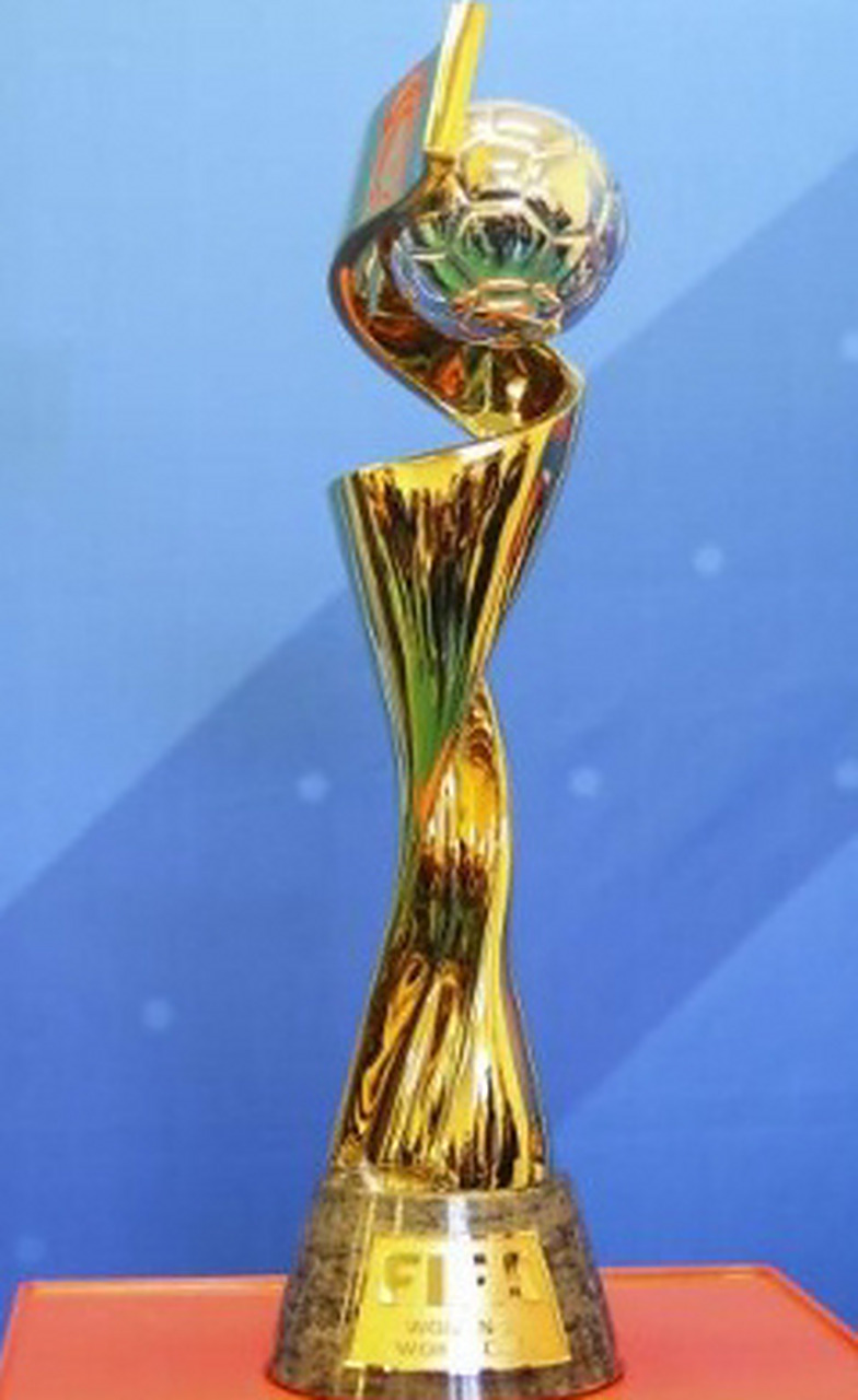 曼城瞄准并夺取英超领头羊位置（曼城冲击英超榜首并强势登顶）