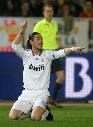 跟队：麦迪逊赛后拄拐穿过混合采访区，神情十分沮丧