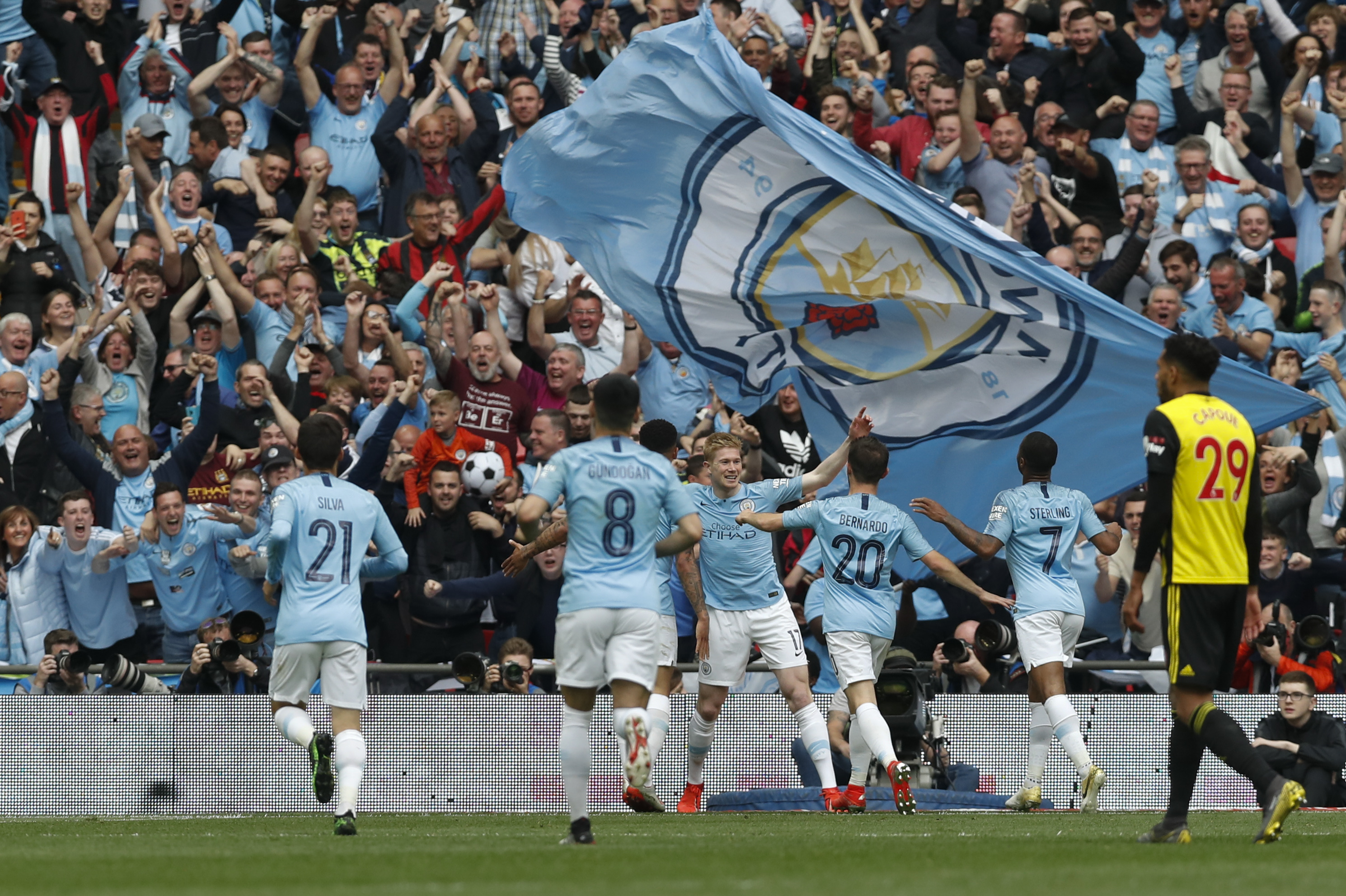 篮球篮网球员训练中展现高命中率