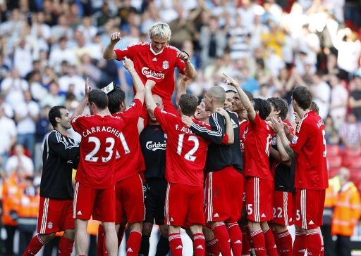 足球英超豪门逆转取胜，主帅赛后握拳怒吼